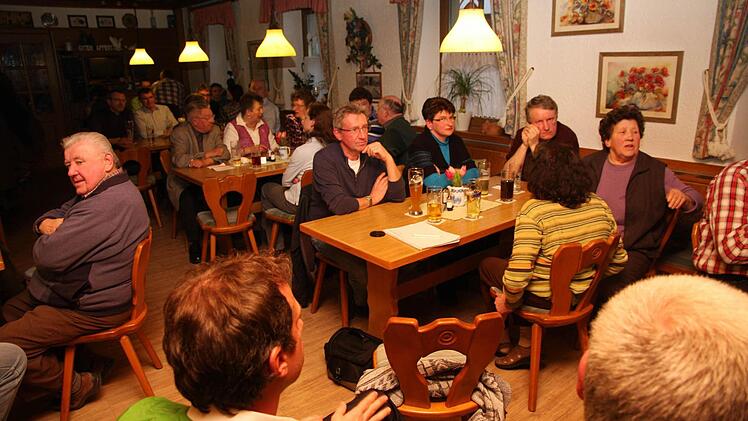 Bei der Bürgerversammlung in Gosberg schenkten die Besucher Bürgermeister Seeber ihre Aufmerksamkeit. Fotos: Galster
