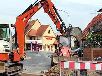 In den kommenden drei Monaten ist die Dr.-Eugen-Schön-Straße bis zur Apotheke wegen umfangreichen Bauarbeiten für den Verkehr total gesperrt. Foto: Pfannes