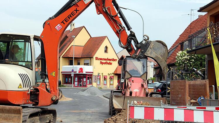 In den kommenden drei Monaten ist die Dr.-Eugen-Schön-Straße bis zur Apotheke wegen umfangreichen Bauarbeiten für den Verkehr total gesperrt. Foto: Pfannes