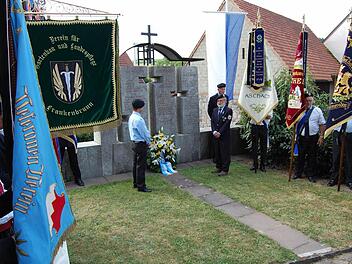 Kranzniederlegung am Ehrenmal der Gemeinde. Foto: Günther Straub