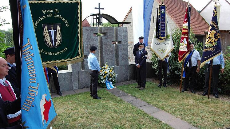 Kranzniederlegung am Ehrenmal der Gemeinde. Foto: Günther Straub