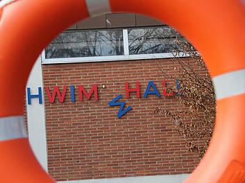 Die DLRG in Ebern vermisst das Hallenbad inzwischen bereits zwei Jahre und vier Monate. Doch noch mindestens eineinhalb Jahre werden ins Land gehen, ehe die neue Schwimmhalle fertig wird. Foto: Eckehard Kiesewetter
