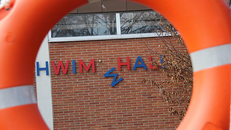 Die DLRG in Ebern vermisst das Hallenbad inzwischen bereits zwei Jahre und vier Monate. Doch noch mindestens eineinhalb Jahre werden ins Land gehen, ehe die neue Schwimmhalle fertig wird. Foto: Eckehard Kiesewetter