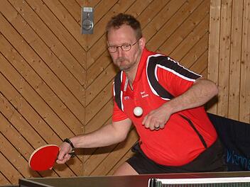 Nach ihren 9:3-Siegen in Naila und gegen den SV Berg sind die Herren des TSV Teuschnitz vorzeitig Meister der 3. Bezirksliga und kehren nach einem Jahr Abwesenheit in der 2. Bezirksliga zurück. Bei den beiden Erfolgen blieb Bernd Jungkunz sowohl in seinen Einzeln als auch im Doppel ungeschlagen. Foto: Hans Franz