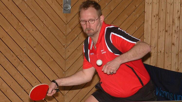 Nach ihren 9:3-Siegen in Naila und gegen den SV Berg sind die Herren des TSV Teuschnitz vorzeitig Meister der 3. Bezirksliga und kehren nach einem Jahr Abwesenheit in der 2. Bezirksliga zurück. Bei den beiden Erfolgen blieb Bernd Jungkunz sowohl in seinen Einzeln als auch im Doppel ungeschlagen. Foto: Hans Franz