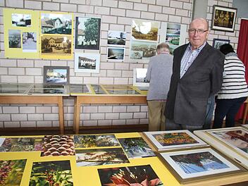 Anton Leithner, der viele Jahre als Reporter für die Bayerische Rundschau unterwegs war, gewährt Einblicke in seine Fotokunst und erinnert an längst vergessene Zeiten aus dem Ortsleben. Foto: Sonja Adam