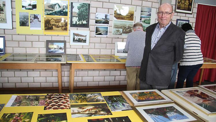 Anton Leithner, der viele Jahre als Reporter für die Bayerische Rundschau unterwegs war, gewährt Einblicke in seine Fotokunst und erinnert an längst vergessene Zeiten aus dem Ortsleben. Foto: Sonja Adam