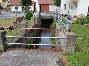 2003 wurde die Brücke über den Albersdorfer Bach in der Ortsmitte gebaut. Jetzt werden schon wieder Maßnahmen vorgeschlagen, um den Abfluss bei Hochwasser zu verbessern. Foto: Ralf Kestel