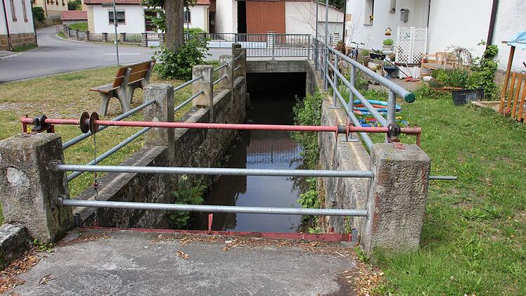 2003 wurde die Brücke über den Albersdorfer Bach in der Ortsmitte gebaut. Jetzt werden schon wieder Maßnahmen vorgeschlagen, um den Abfluss bei Hochwasser zu verbessern. Foto: Ralf Kestel