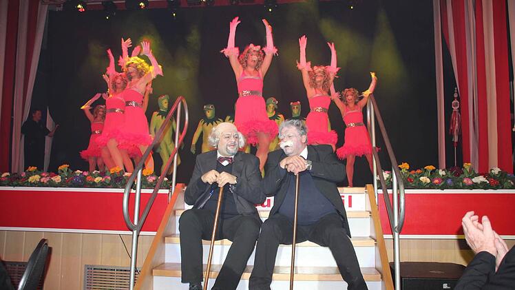 Stefan Wicklein (links) und Stefan Ender als Waldorf und Statler mit der Tanzsportgruppe Edelweiß  Foto: Friedwald Schedel