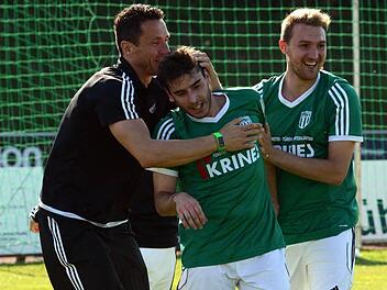 Ein Moment purer Freude: Trainer Bernd Eigner, Torschütze Dinis Ribeiro und André Karmann (von links) jubeln nach dem Treffer zum 1:1 beim ASV Burglengenfeld. Mit diesem Unentschieden beseitigten die Sander die letzten Zweifel am Klassenerhalt.