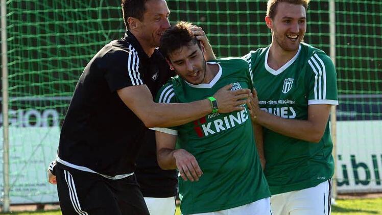 Ein Moment purer Freude: Trainer Bernd Eigner, Torschütze Dinis Ribeiro und André Karmann (von links) jubeln nach dem Treffer zum 1:1 beim ASV Burglengenfeld. Mit diesem Unentschieden beseitigten die Sander die letzten Zweifel am Klassenerhalt.