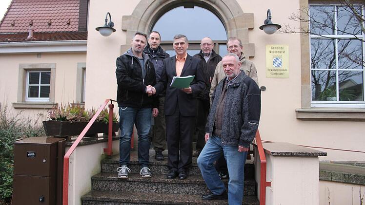 Im Februar hatte die Bürgerinitiative über 450 Unterschriften gegen das Baugebiet "An der Steigengasse" gesammelt und an Bürgermeister Siegfried Decker übergeben. Foto: Archiv/Sonny Adam