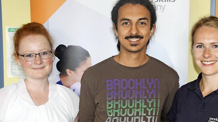Die drei aus der deutschen Pflegenationalmannschaft: Dorothea Thurner, Mohammad Reza Nikbin und Sophia Warneke. Die Bremerin (rechts) wird die deutschen Farben bei der EM in Göteborg vertreten.