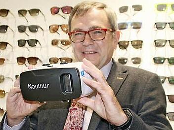 Thomas Lotter mit dem Nautilus-Gerät im neu gestalteten Geschäft. Foto: Anja Vorndran