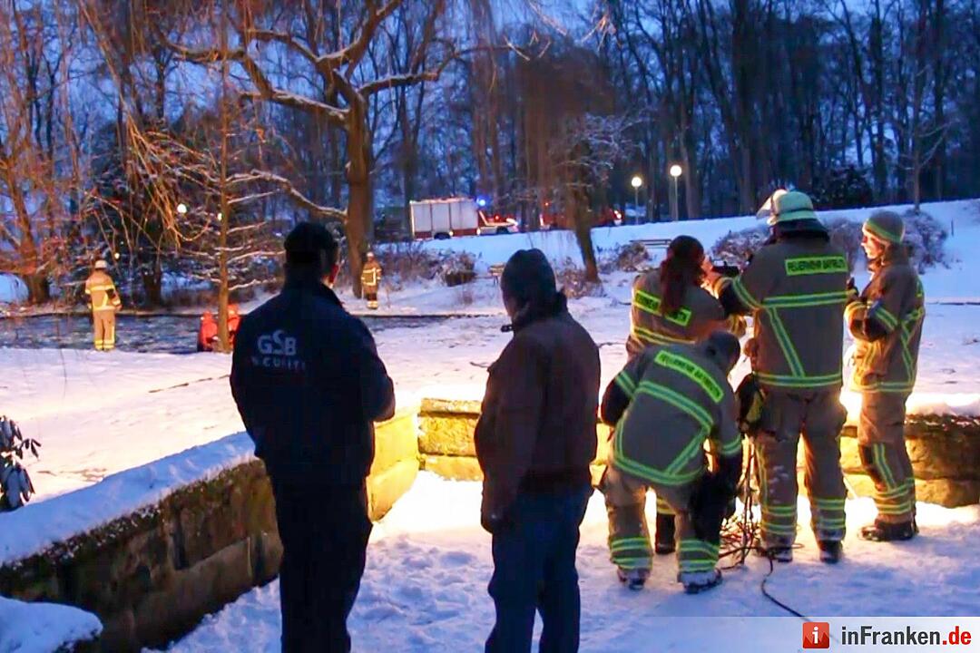 Tragischer Eisunfall in Bayreuth: Hund und Frauchen brechen in Weiher ein