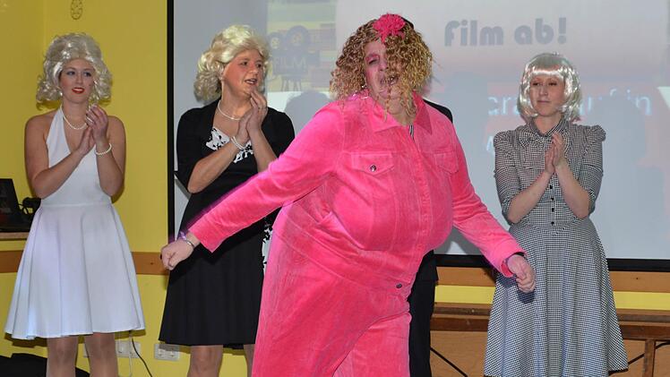 Cindy aus Marzahn (Petra Bötsch) und andere Stars und Sternchen ließen es sich nicht nehmen, dem Kappenabend in Windheim eine Stippvisite abzustatten. Foto: Björn Hein