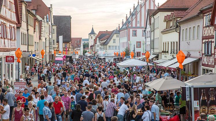 Die Besucher genossen das Flanieren, denn auch das Wetter zeigte sich von seiner italienischen Seite beim Kunst- und Musikfestival am Freitagabend.