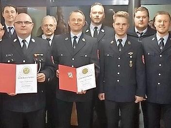 Nach der Auszeichnung mit den schmucken Urkunden und dem Anstecken der Ehrennadeln stellten sich die Geehrten der Kamera. Unser Bild zeigt (von links) Bürgermeister Franz Uome, zweiten Vorsitzenden Marco Rödel, Vorsitzenden Martin Döring, stellvertretenden Kommandanten Stefan Mähringer (25 Jahre), Kreisbrandinspektor Horst Tempel, Andreas Greim (25 Jahre), Kreisbrandmeister Yves Wächter, Marcel Bauer, Philipp Kögler, Lorenz Schramm, Kommandant Hans Kögler und Zweiten Bürgermeister Reiner Meis...