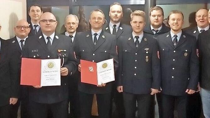 Nach der Auszeichnung mit den schmucken Urkunden und dem Anstecken der Ehrennadeln stellten sich die Geehrten der Kamera. Unser Bild zeigt (von links) Bürgermeister Franz Uome, zweiten Vorsitzenden Marco Rödel, Vorsitzenden Martin Döring, stellvertretenden Kommandanten Stefan Mähringer (25 Jahre), Kreisbrandinspektor Horst Tempel, Andreas Greim (25 Jahre), Kreisbrandmeister Yves Wächter, Marcel Bauer, Philipp Kögler, Lorenz Schramm, Kommandant Hans Kögler und Zweiten Bürgermeister Reiner Meis...