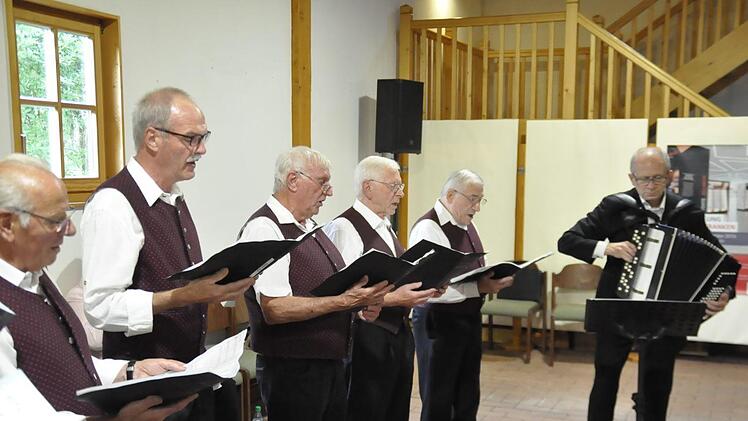Klein aber fein: Der Männerchor des Gesangvereins AschachFoto:  Peter Klopf