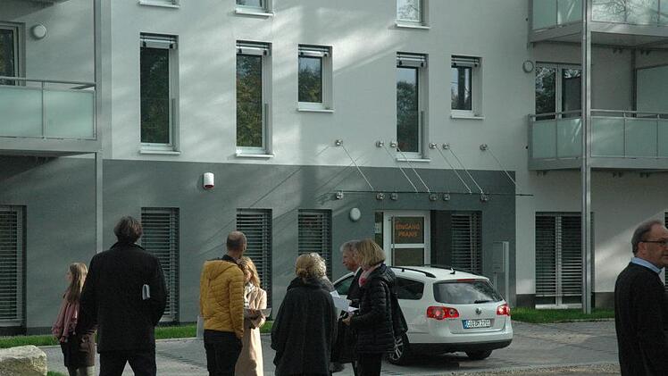 Diese Arztpraxis und die darüber liegenden Wohnungen in der Karl-Türk-Straße 19 wurden von der Wohnbau Stadt Coburg als Bauherr errichtet.
