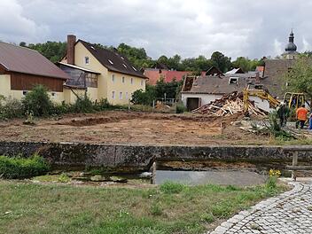 W&auml;hrend eine Fachfirma das alte Geb&auml;ude (im Hintergrund) abtrug, gruben die Alladorfer in Eigenleistung die Baugrube f&uuml;r die neue Festscheune aus. Foto: privat