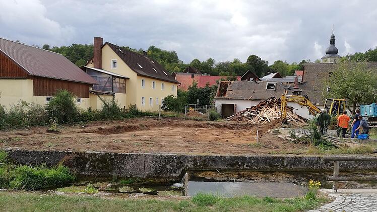 W&auml;hrend eine Fachfirma das alte Geb&auml;ude (im Hintergrund) abtrug, gruben die Alladorfer in Eigenleistung die Baugrube f&uuml;r die neue Festscheune aus. Foto: privat