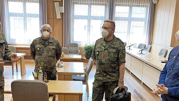 Auf Einladung von Landrat Klaus L&ouml;ffler (rechts) besuchte Brigadegeneral Thomas Hambach (links) den Landkreis Kronach. Mit im Bild Oberleutnant d. R. Peter Esser (Zweiter von links) und Oberstleutnant d. R. Richard Eichhorn