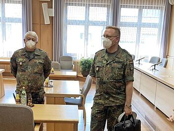 Auf Einladung von Landrat Klaus Löffler (rechts) besuchte Brigadegeneral Thomas Hambach (links) den Landkreis Kronach. Mit im Bild Oberleutnant d. R. Peter Esser (Zweiter von links) und Oberstleutnant d. R. Richard Eichhorn