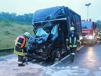 Schwerer Auffahrunfall auf der B22: Kleinlasterfahrer in Fahrzeug eingeklemmt