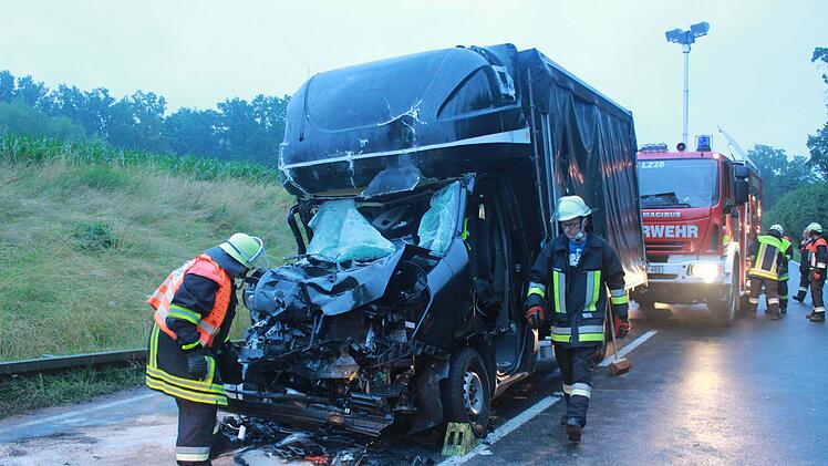 Schwerer Auffahrunfall auf der B22: Kleinlasterfahrer in Fahrzeug eingeklemmt