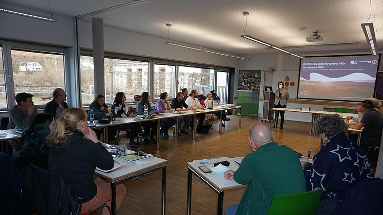 Beginn der Sternenparkführer-Ausbildung in der Umweltbildungsstätte Oberelsbach mit Ulrike Schade, der Dienststellenleiterin der Thüringischen Verwaltungsstelle des Biosphärenreservat Rhön. Foto: Marion Eckert