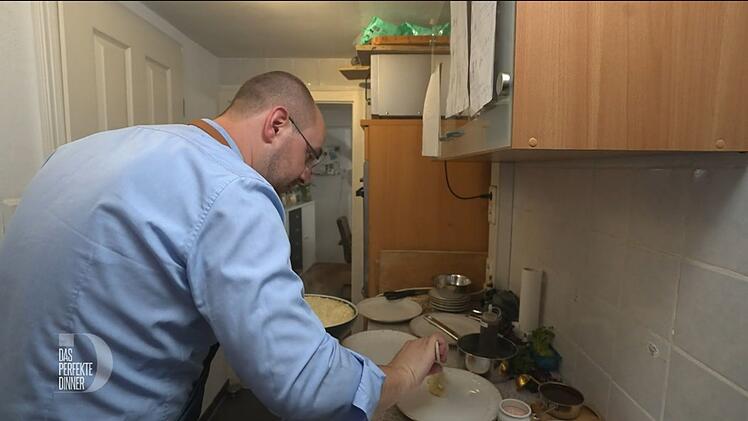 Hingebungsvoll kredenzt Steffen sein Trüffel-Risotto.