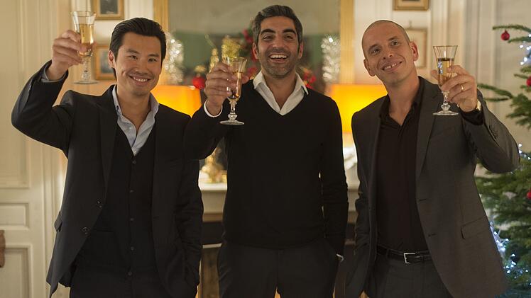 Chao (Fr&eacute;d&eacute;ric Chau, links), David (Ary Abittan) und Rachid (Medi Sadoun, rechts) wehren sich gegen einen neuen Schwiegersohn in ihrer Runde.
