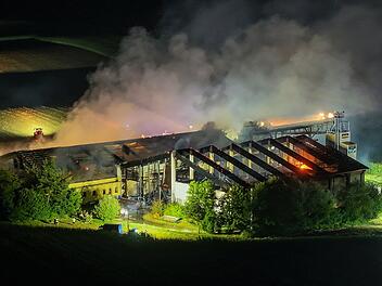 Ein Stall in Bayern ist in der Nacht zum Freitag abgebrannt. Landwirte und Feuerwehr k&auml;mpften stundenlang gegen die Flammen.