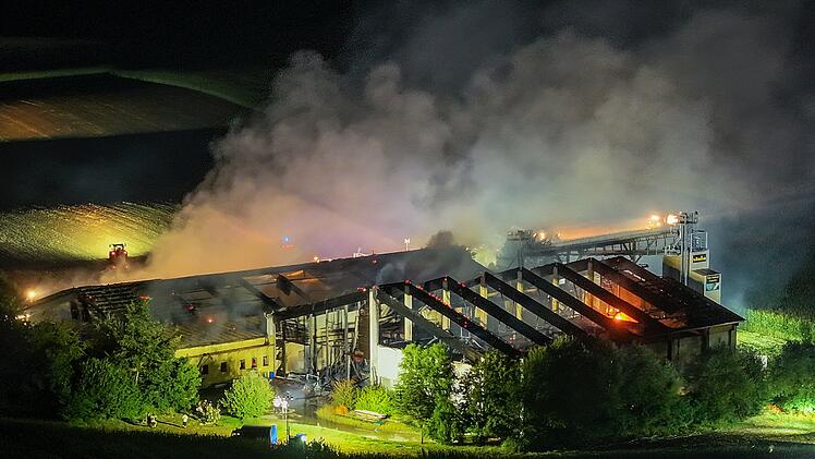 Ein Stall in Bayern ist in der Nacht zum Freitag abgebrannt. Landwirte und Feuerwehr k&auml;mpften stundenlang gegen die Flammen.