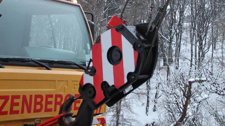 ... bevor der Kran anrückt und den Tanklastzug wieder auf die Räder stellt.