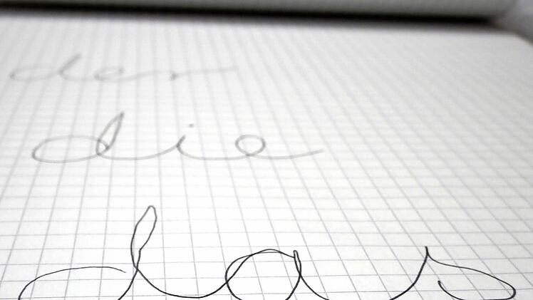 Es gibt auch Freiwillige, die den Asylbewerbern die deutsche Sprache beibringen wollen. Foto: Arkadius Guzy