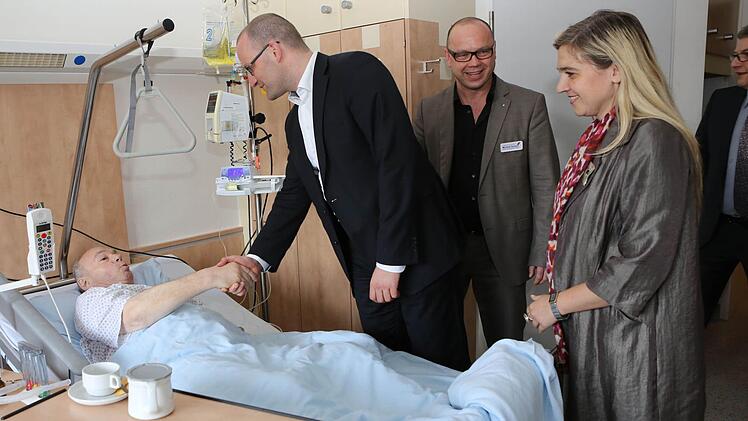 Bei einem Rundgang durch die Steigerwald-Klinik konnte sich Jens Spahn überzeugen, dass die ärztliche Versorgung der Patienten auch in kleinen Krankenhäusern sehr gut sein kann. Das bestätigte ihm jedenfalls Werner Mönius sehr zur Freude von Chefarzt Michael Zachert (Mitte) und Staatssekretärin Melanie Huml. Ganz rechts Geschäftsführer Manfred Fischer. Foto: Barbara Herbst