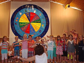 Die Jungen und Mädchen der katholischen Kita St. Laurentius Neufang begeisterten bei ihrem Sommerfest mit einem bunten Bühnenprogramm. Foto: Heike Schülein