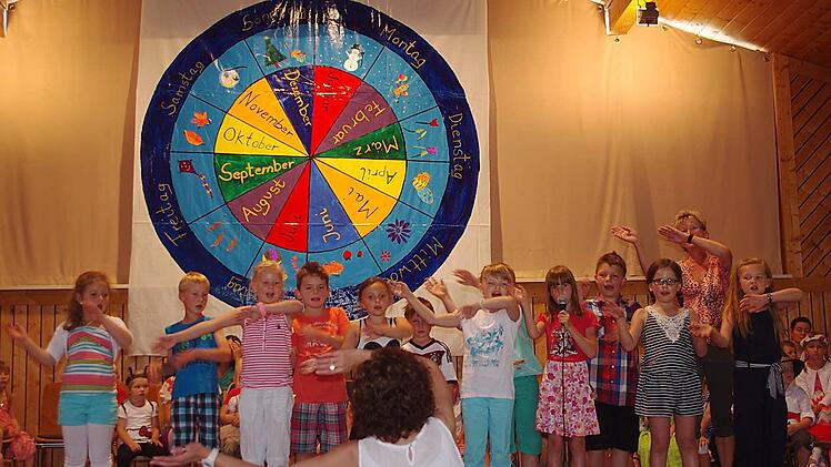 Die Jungen und Mädchen der katholischen Kita St. Laurentius Neufang begeisterten bei ihrem Sommerfest mit einem bunten Bühnenprogramm. Foto: Heike Schülein