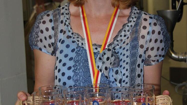 Das Altenkunstadter Wasser schmeckt. Bei der Einweihung des neues Wasserwerkes vor vier Jahren musste Sandra Herold von der Gemeindeverwaltung immer wieder für Nachschub sorgen.  Foto: Stephan Stöckel