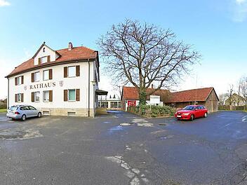 Der Dorfplatz von Rannungen soll im Zuge der Dorferneuerung zum Schmuckstück werden. Der Gemeinderat muss noch endgültig entscheiden, wie das Rathaus (ganz links) und die alte Schule (rechts) genutzt werden sollen. Rechts neben dem Rathaus im Hintergrund der Kindergarten, links von der Schule die Kirche. Unser 360-Grad Panoramabild wird aus vier Fisheye-Fotos zusammengesetzt.  Fotos/Montage: Dieter Britz