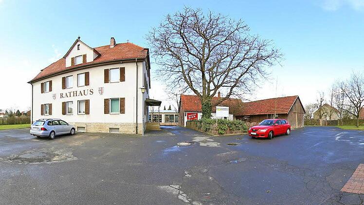 Der Dorfplatz von Rannungen soll im Zuge der Dorferneuerung zum Schmuckstück werden. Der Gemeinderat muss noch endgültig entscheiden, wie das Rathaus (ganz links) und die alte Schule (rechts) genutzt werden sollen. Rechts neben dem Rathaus im Hintergrund der Kindergarten, links von der Schule die Kirche. Unser 360-Grad Panoramabild wird aus vier Fisheye-Fotos zusammengesetzt.  Fotos/Montage: Dieter Britz