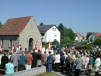 Aus Dankbarkeit, dass Oerlenbach im Zweiten Weltkrieg vor größeren Schäden verschont blieb, findet am Sonntag, 3. Mai, um 10 Uhr die gelobte Prozession zur Sebastianikapelle statt. Unser Archivfoto zeigt einen Gottesdienst vor der Kapelle .  Foto: Archiv/ Stefan Geiger