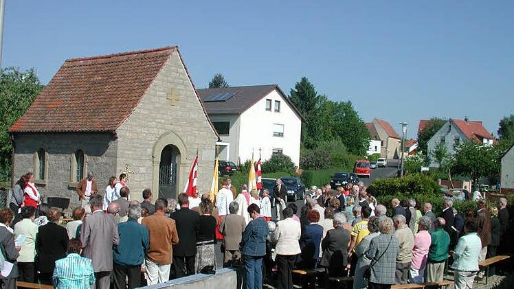 Aus Dankbarkeit, dass Oerlenbach im Zweiten Weltkrieg vor größeren Schäden verschont blieb, findet am Sonntag, 3. Mai, um 10 Uhr die gelobte Prozession zur Sebastianikapelle statt. Unser Archivfoto zeigt einen Gottesdienst vor der Kapelle .  Foto: Archiv/ Stefan Geiger