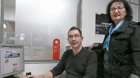 Sebastian Schmidt (Fahrzeug-Ein- und Verkauf) und Geschäftsführerin Eveline Weinmann vom Autohaus Engelhardt in Schwürbitz. Foto: Popp.