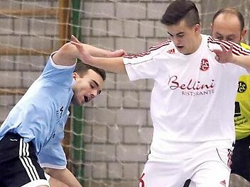 Jannik Späth vom TSV Mönchröden (links) gilt als "Hallenfuchs" und will am Sonntag die Kreismeisterschaft seinen Stempel aufdrücken. Doch die Konkurrenz ist groß, und nicht nur die Spieler des FC Lichtenfels (Spielszene aus der Zwischenrunde) sind heiß auf den Titel.  Foto: Timo Geldner