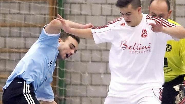 Jannik Späth vom TSV Mönchröden (links) gilt als "Hallenfuchs" und will am Sonntag die Kreismeisterschaft seinen Stempel aufdrücken. Doch die Konkurrenz ist groß, und nicht nur die Spieler des FC Lichtenfels (Spielszene aus der Zwischenrunde) sind heiß auf den Titel.  Foto: Timo Geldner